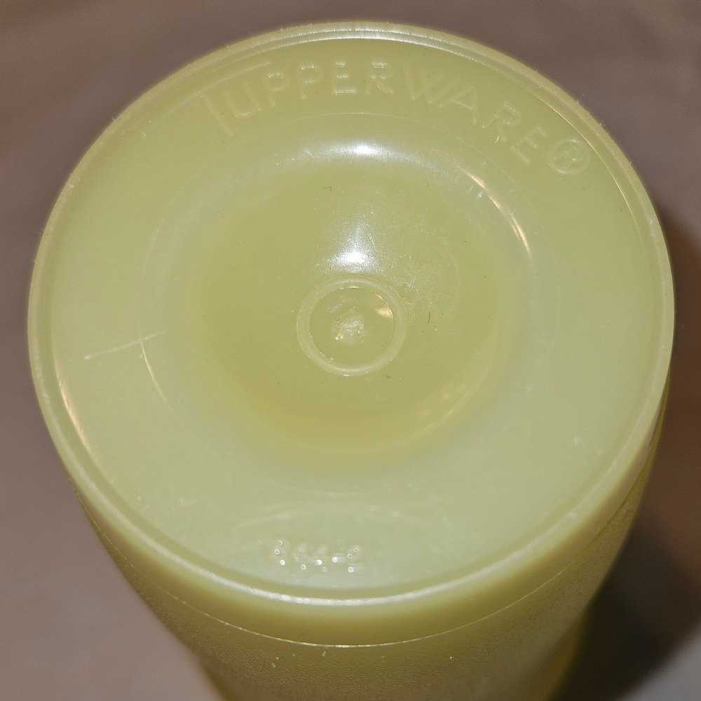 Vintage Tupperware Quick Shake Container White Cream Flip Top Lid - No disk - Picture 3 of 4